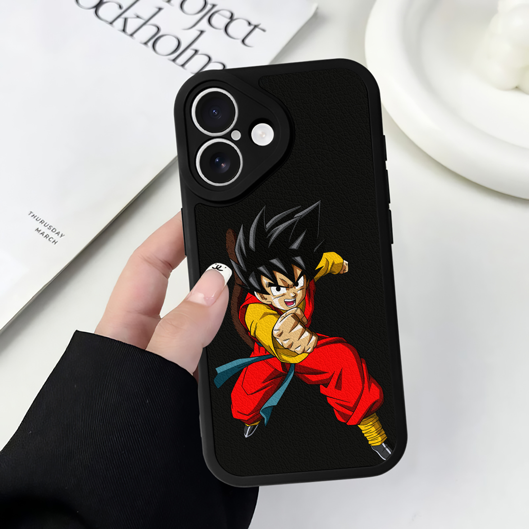 （画像用） ドラゴンボール 孫悟空（そん ごくう）Son Goku カカロット DRAGON BALL Kakarotto 【iPhone 16シリーズ対応】シリコンスマホケース（レザー調） 材質：シリコン